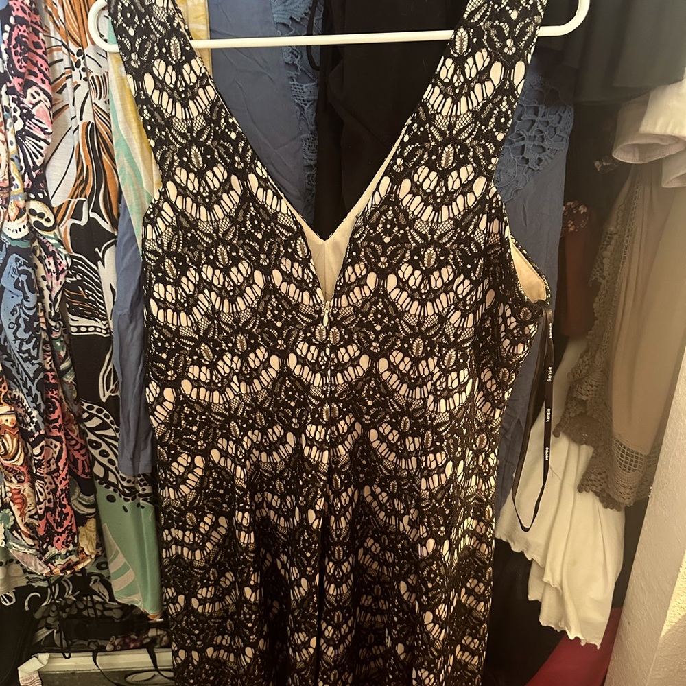 Black and iff white knee length sleevless dress by Kensie size 14